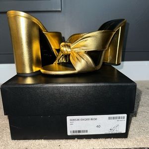 BRAND NEW! YSL Saint Laurent 'Loulou' 100mm Knot Sandal Gold Size 40 EU